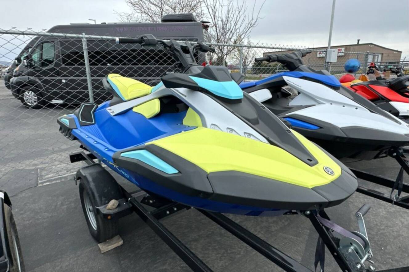 A photo of this 2026 Yamaha JETBLASTER PRO 3-AZURE BLUE/LUNAR YELLOW