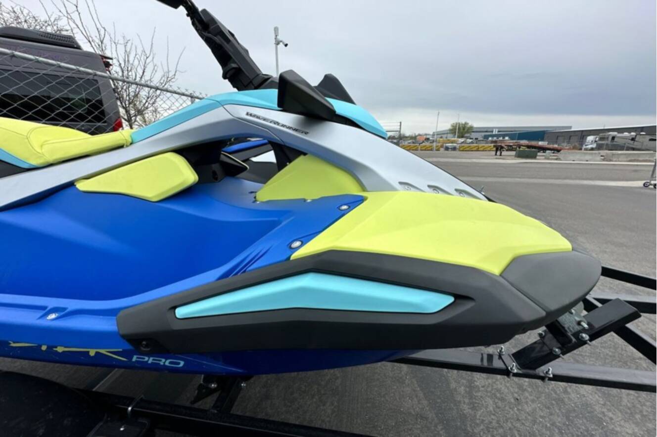 A photo of this 2026 Yamaha JETBLASTER PRO 3-AZURE BLUE/LUNAR YELLOW
