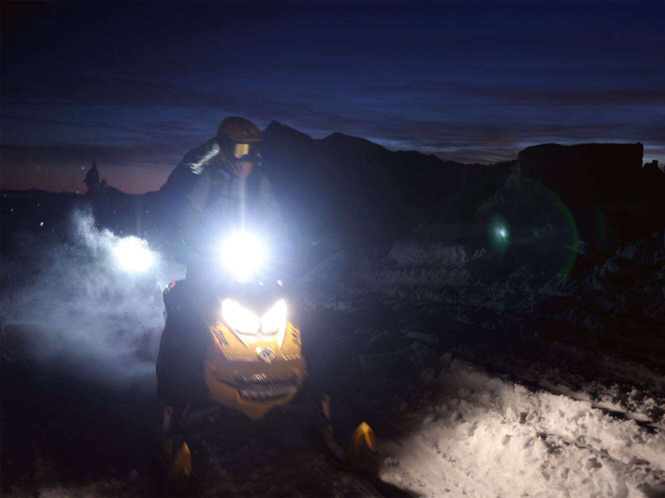 A photo of this 2025 Ski-Doo Summit NEO 600 EFI ES Hurricane 1.75 w/ FlexEdge HAC