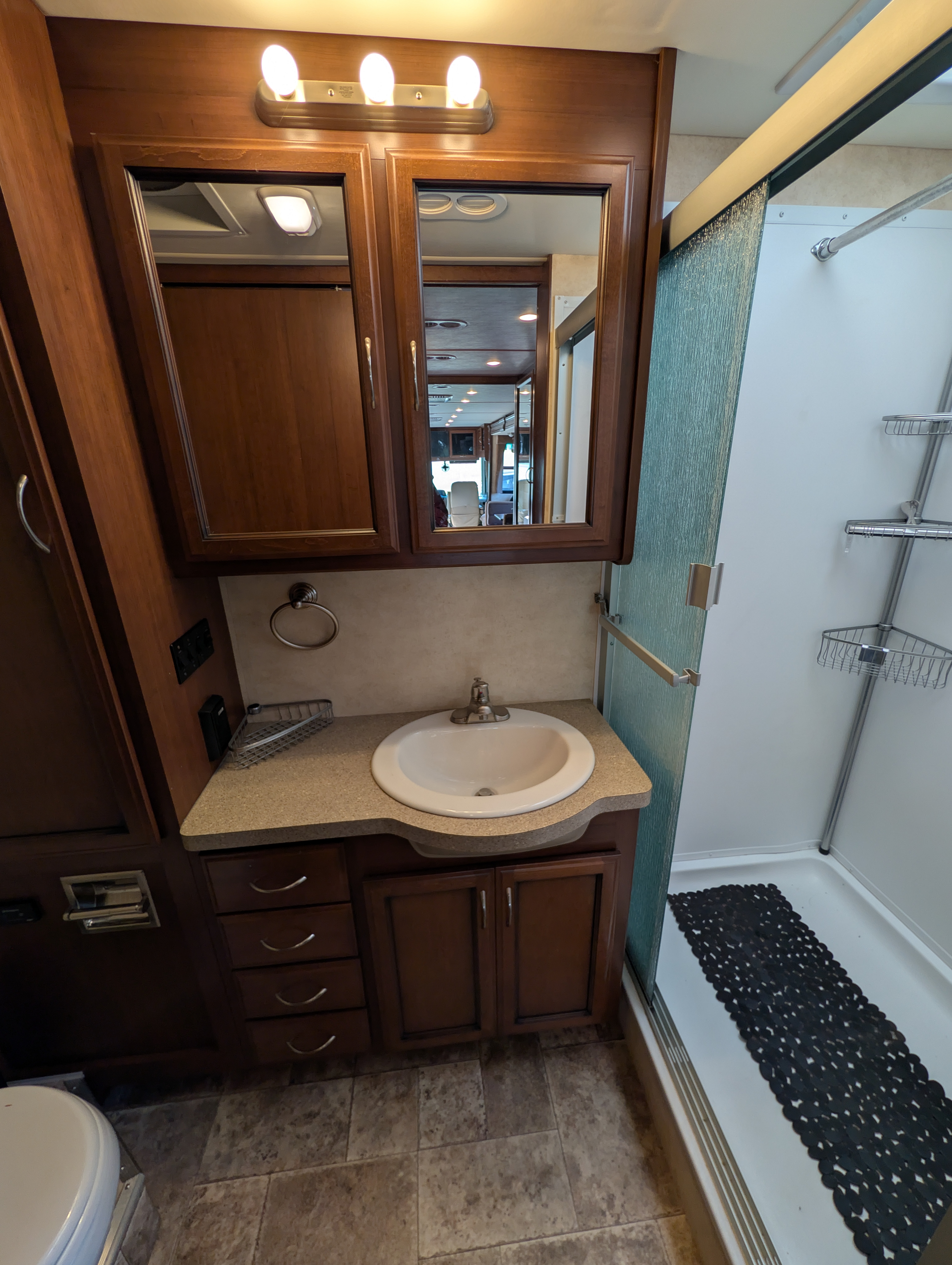 2011 Fleetwood BOUNDER 35H in snohomish WA