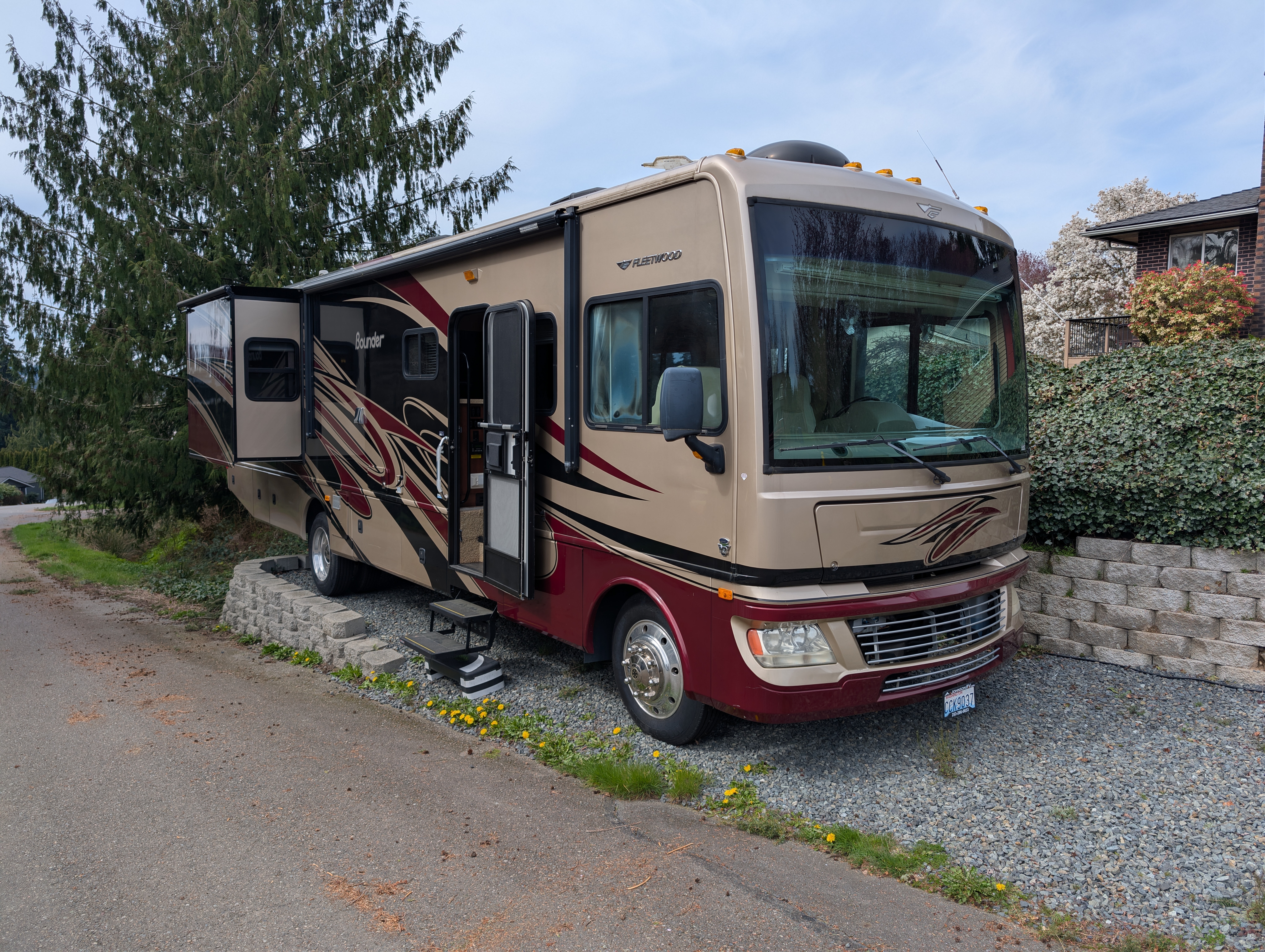 2011 Fleetwood BOUNDER 35H in snohomish WA