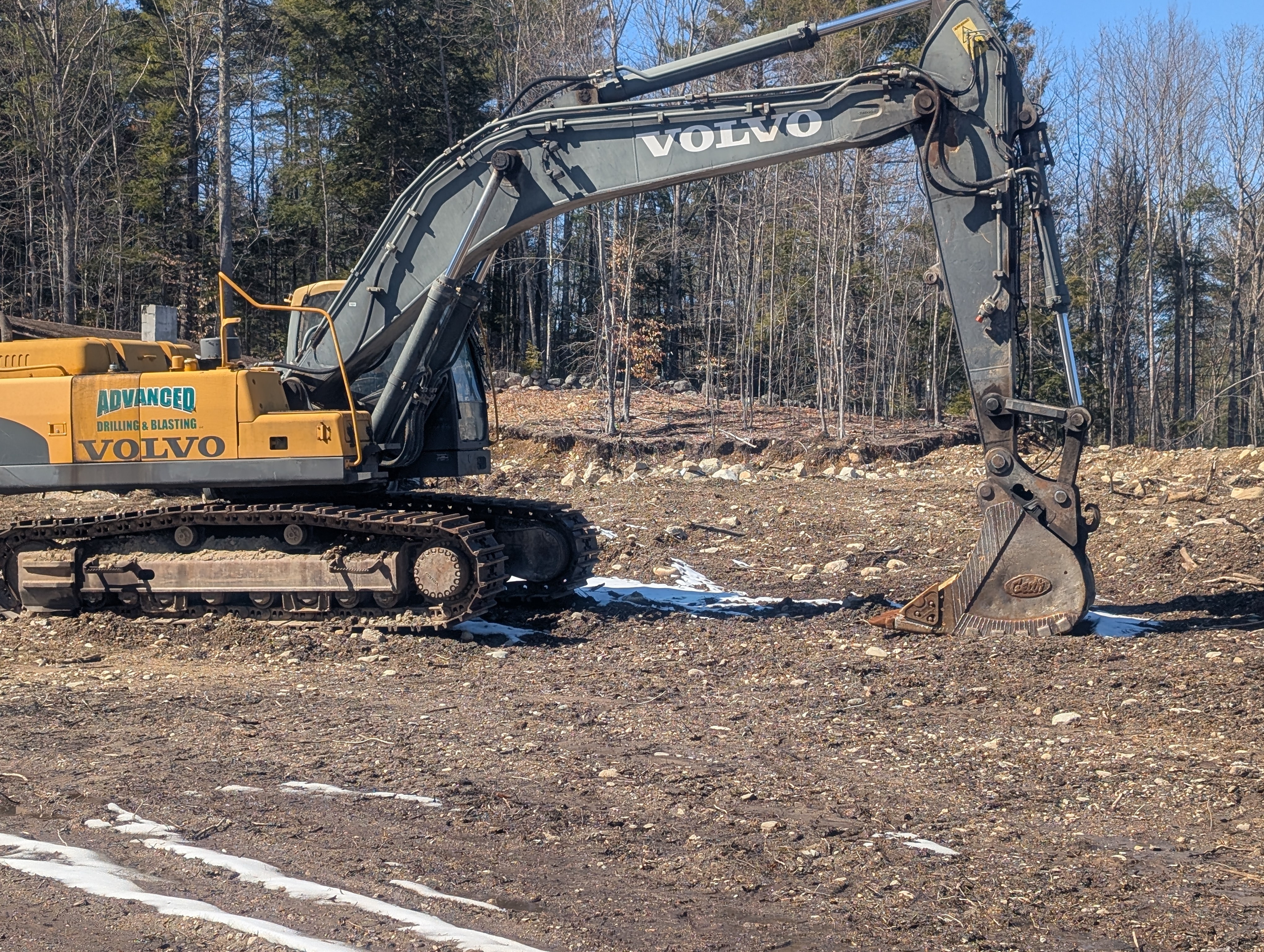 2010 VOLVO EC330CL in Andover, NH
