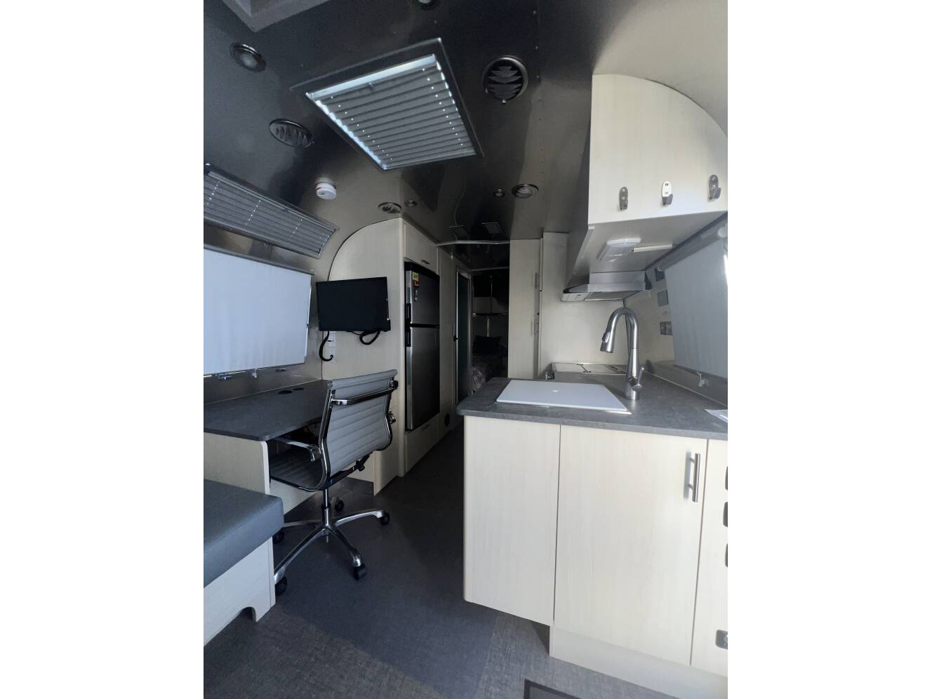 A photo of this 2023 Airstream FLYING CLOUD 25FB TWIN