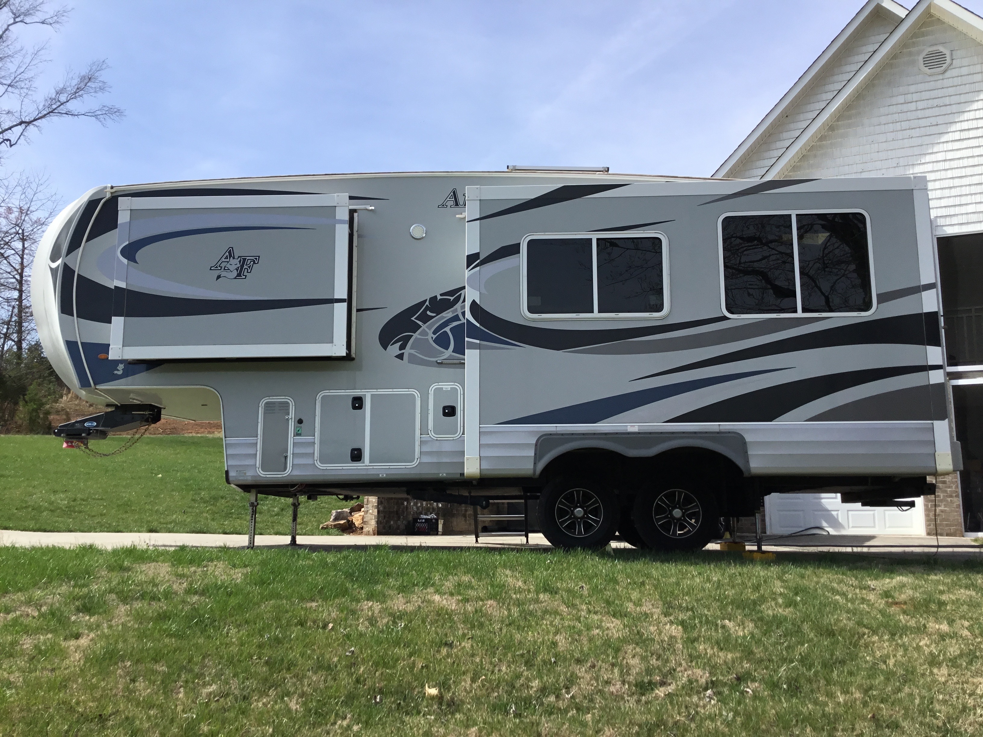 2019 Northwood Mfg ARCTIC SILVER FOX EDITION 27-5L in spring city TN