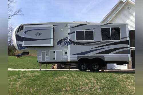 2019 Northwood Mfg ARCTIC SILVER FOX EDITION 27-5L in spring city TN