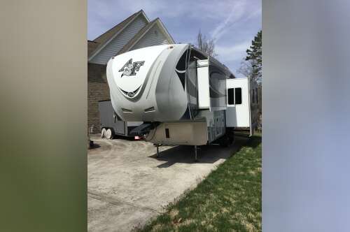 2019 Northwood Mfg ARCTIC SILVER FOX EDITION 27-5L in spring city TN