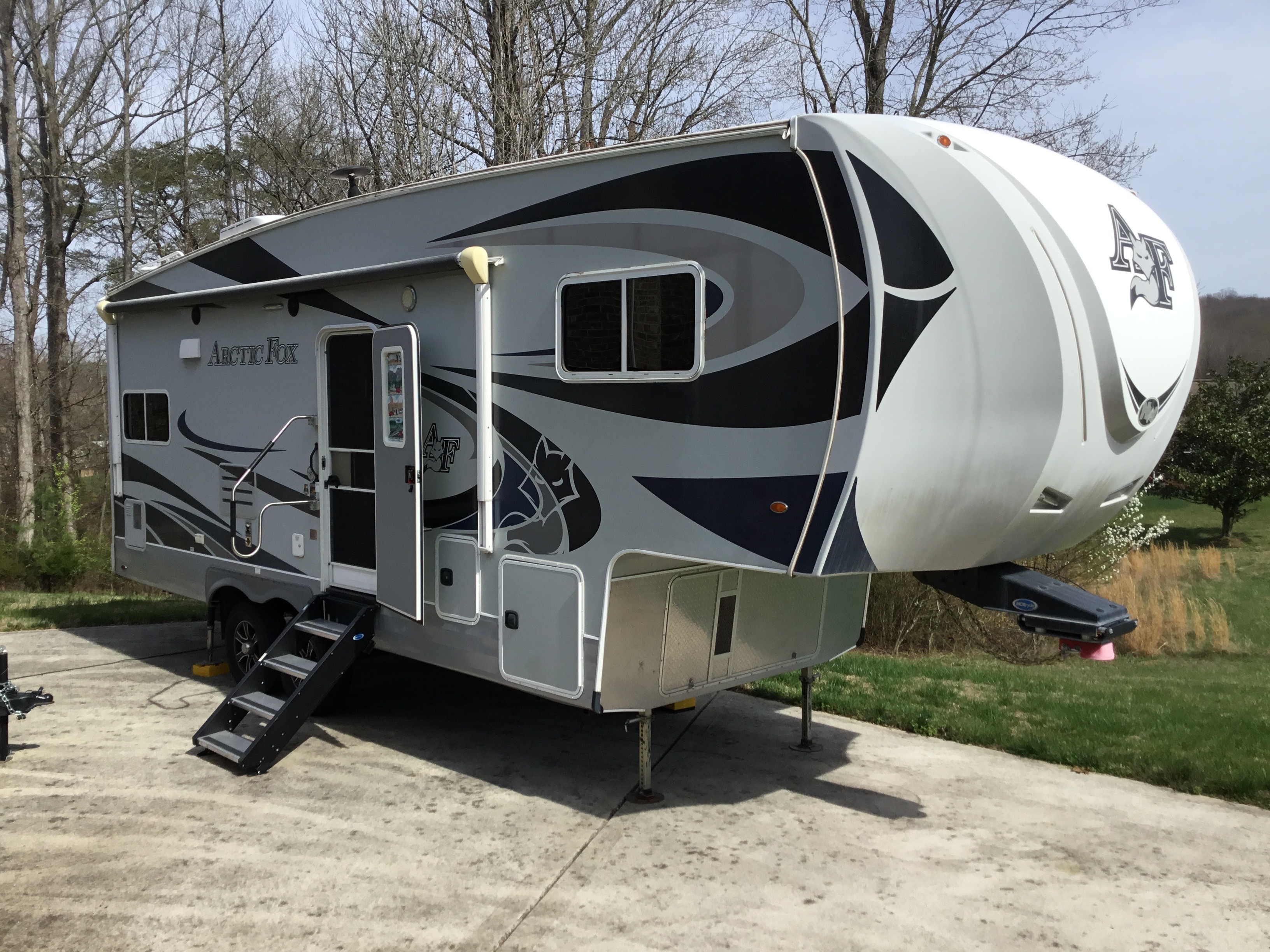 2019 Northwood Mfg ARCTIC SILVER FOX EDITION 27-5L in spring city TN