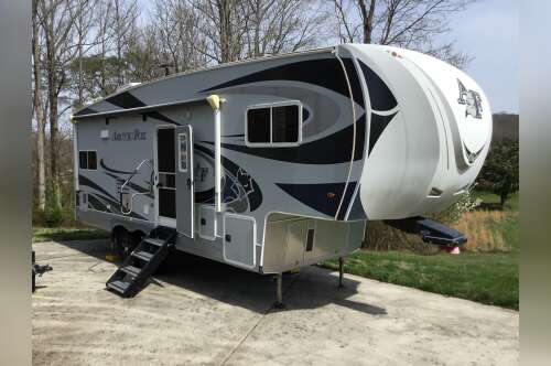 2019 Northwood Mfg ARCTIC SILVER FOX EDITION 27-5L in spring city TN