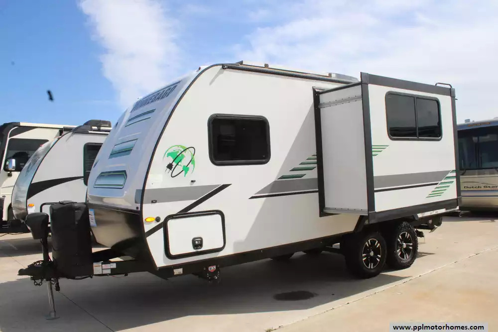 2022 Winnebago Micro Minnie Flx 2108TB in cleburne TX