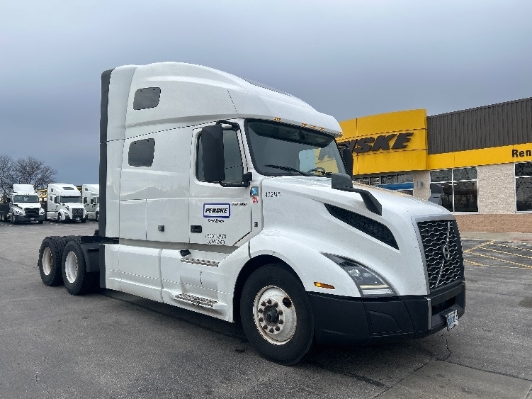 2022 VOLVO VNL64760 in Eagan, MN