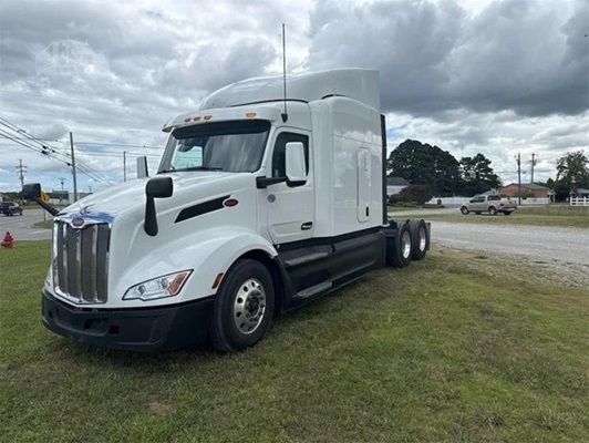 2023 PETERBILT 579 in Leawood, KS