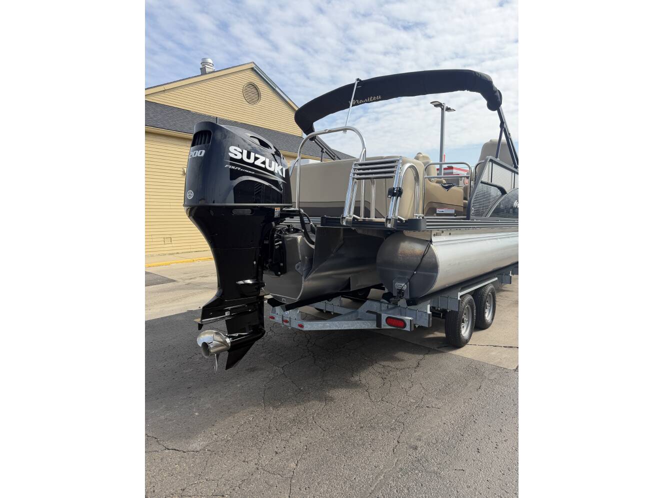 A photo of this 2022 Manitou 23 Oasis Bar Vp
