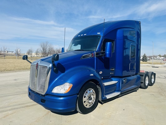 2022 KENWORTH T680 in Leawood, KS