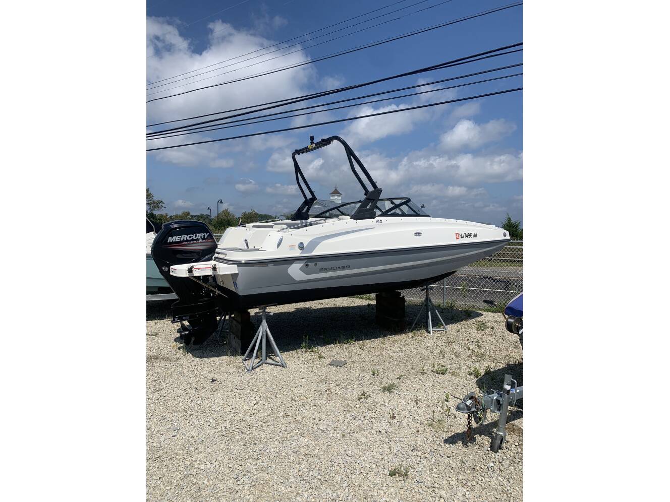 A photo of this 2018 Bayliner 190 DECK BOAT