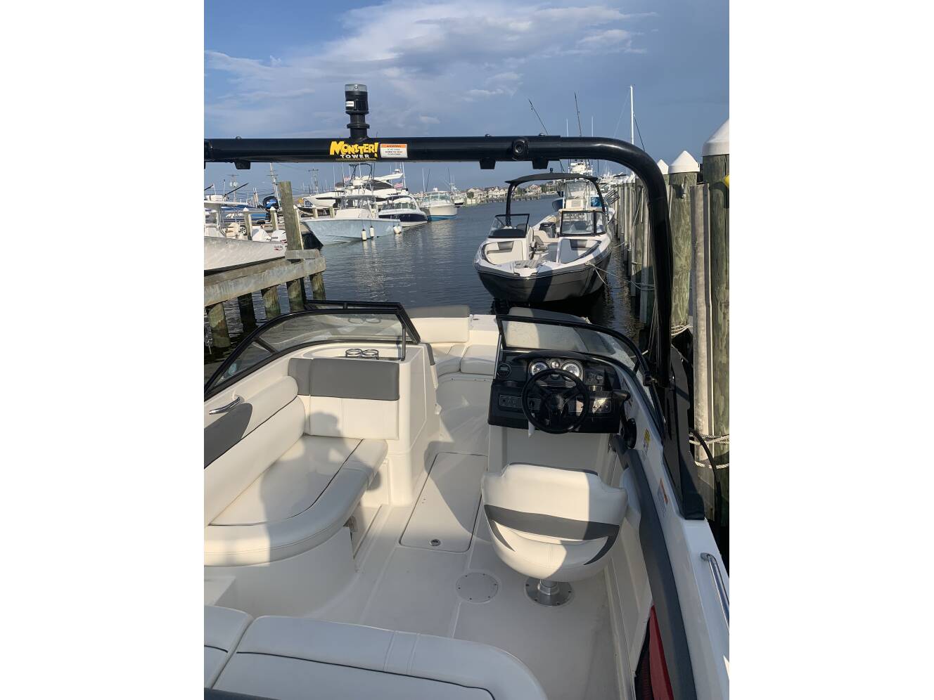 A photo of this 2018 Bayliner 190 DECK BOAT