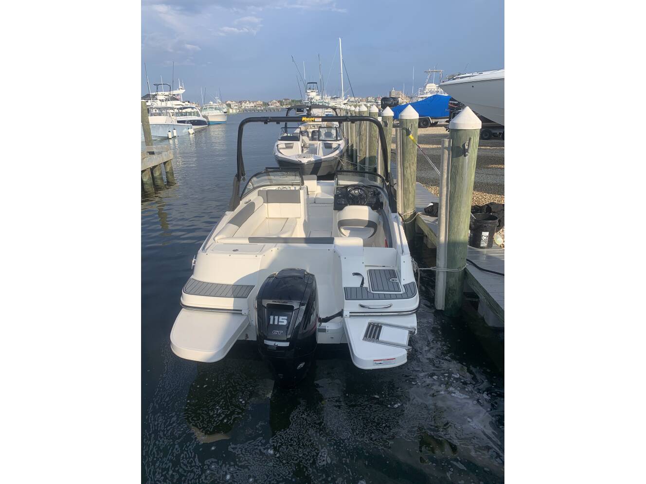 A photo of this 2018 Bayliner 190 DECK BOAT