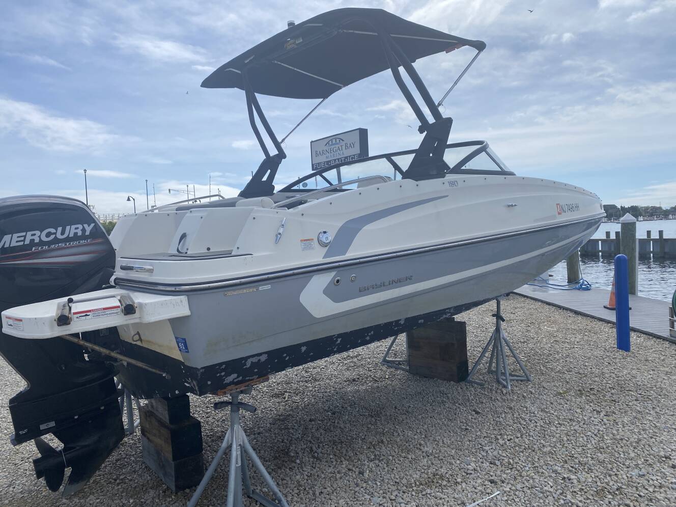 A photo of this 2018 Bayliner 190 DECK BOAT