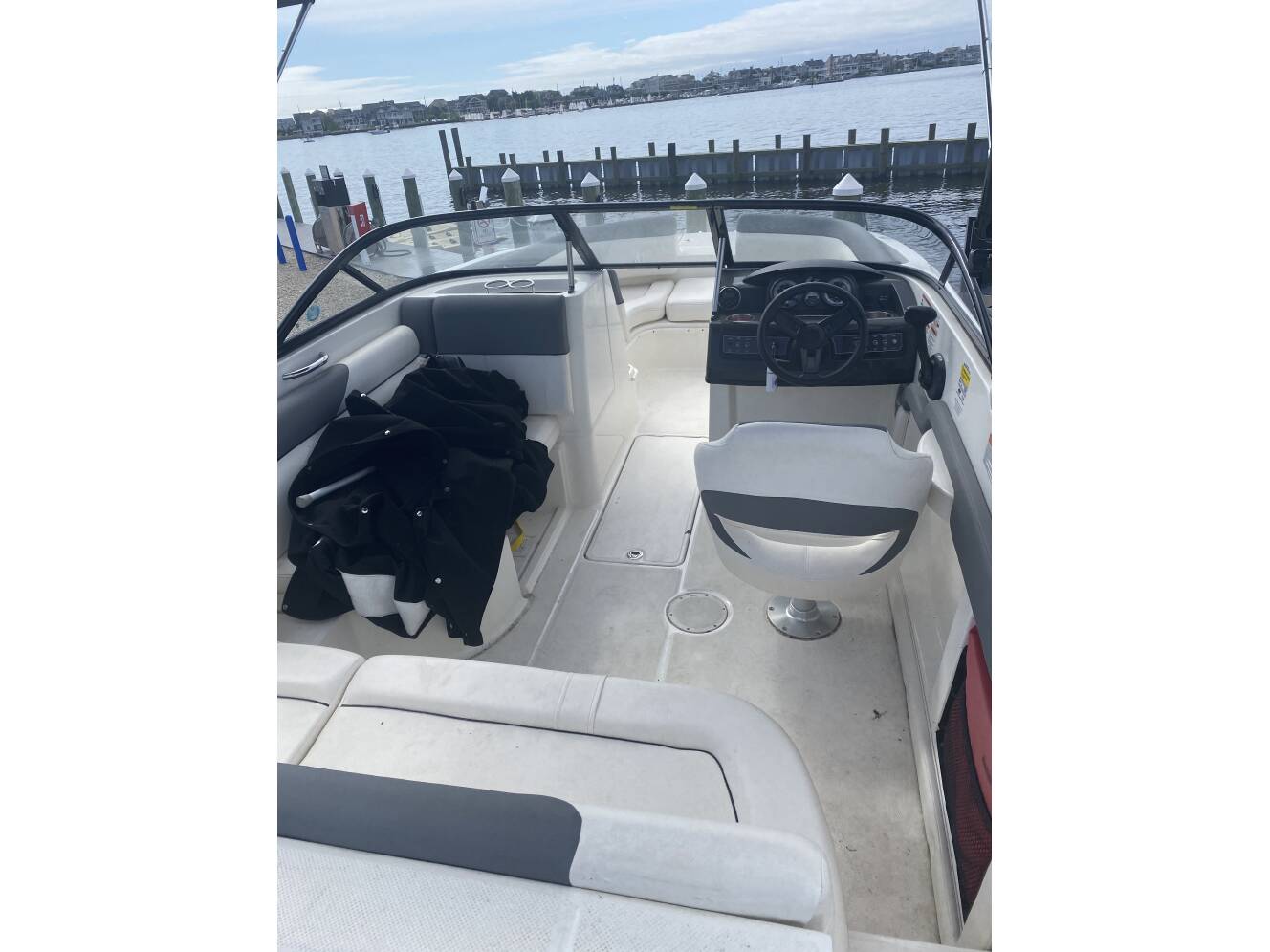 A photo of this 2018 Bayliner 190 DECK BOAT
