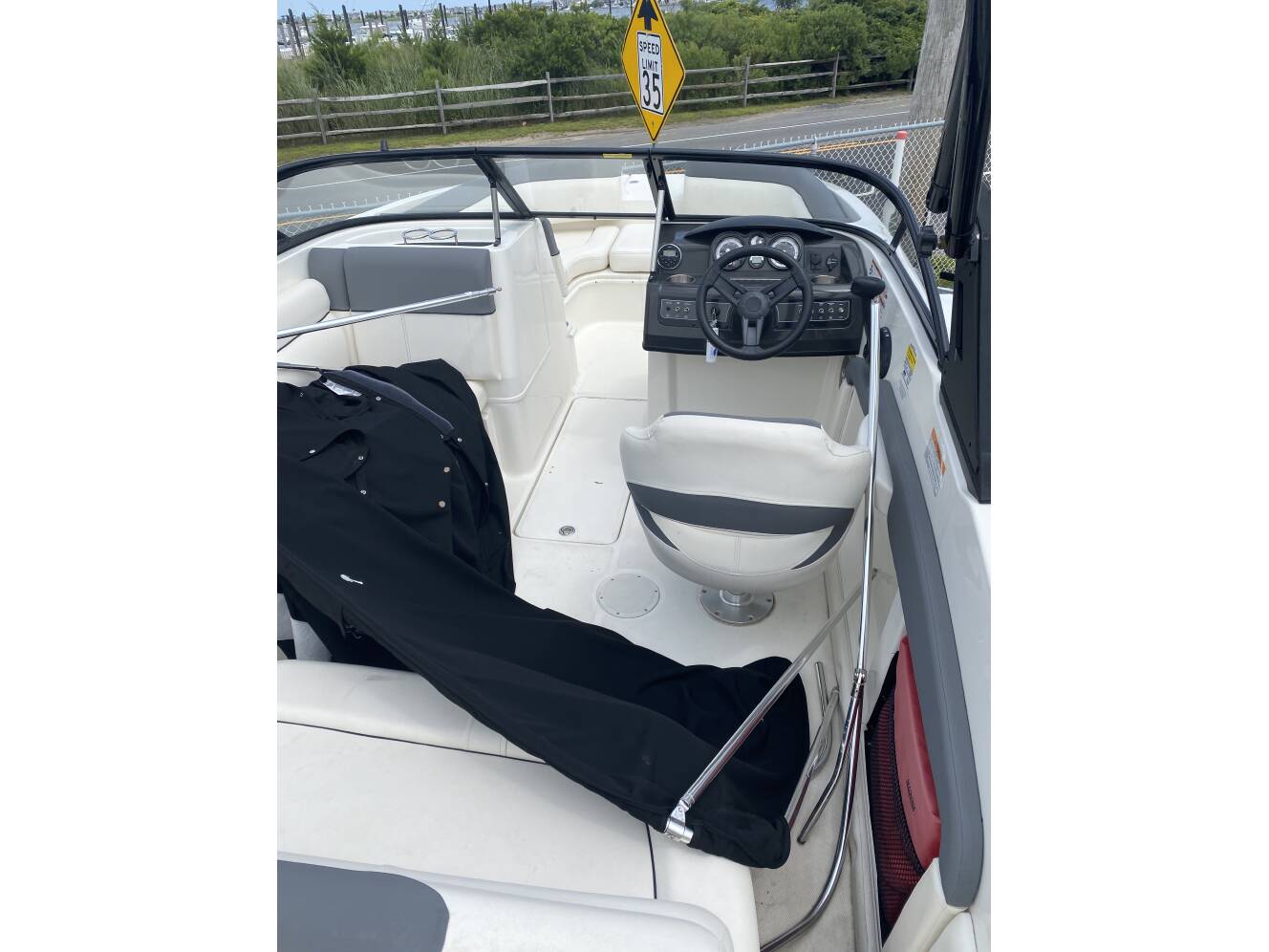A photo of this 2018 Bayliner 190 DECK BOAT