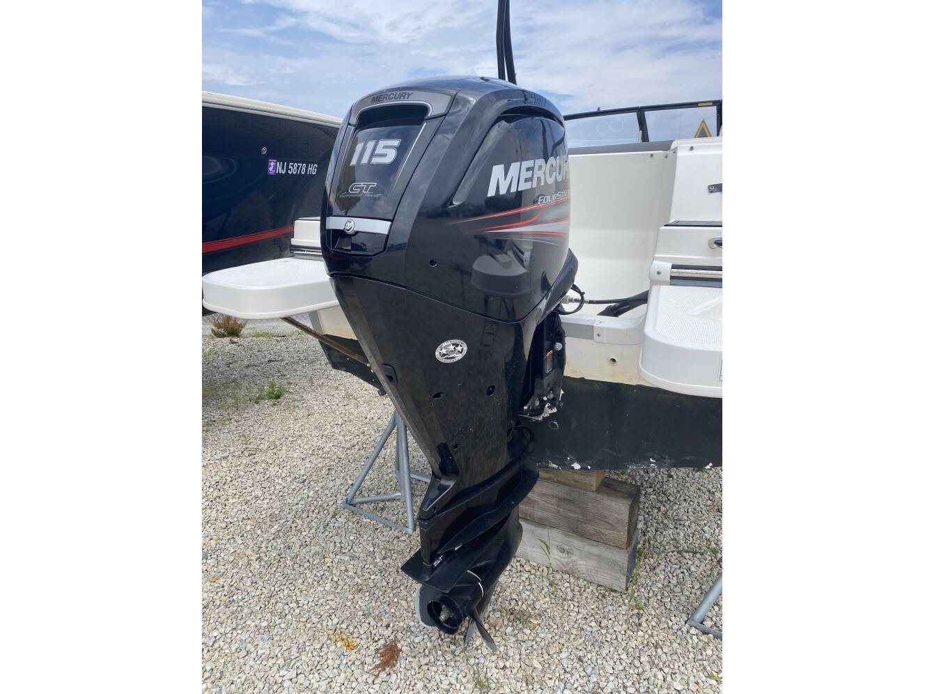 A photo of this 2018 Bayliner 190 DECK BOAT