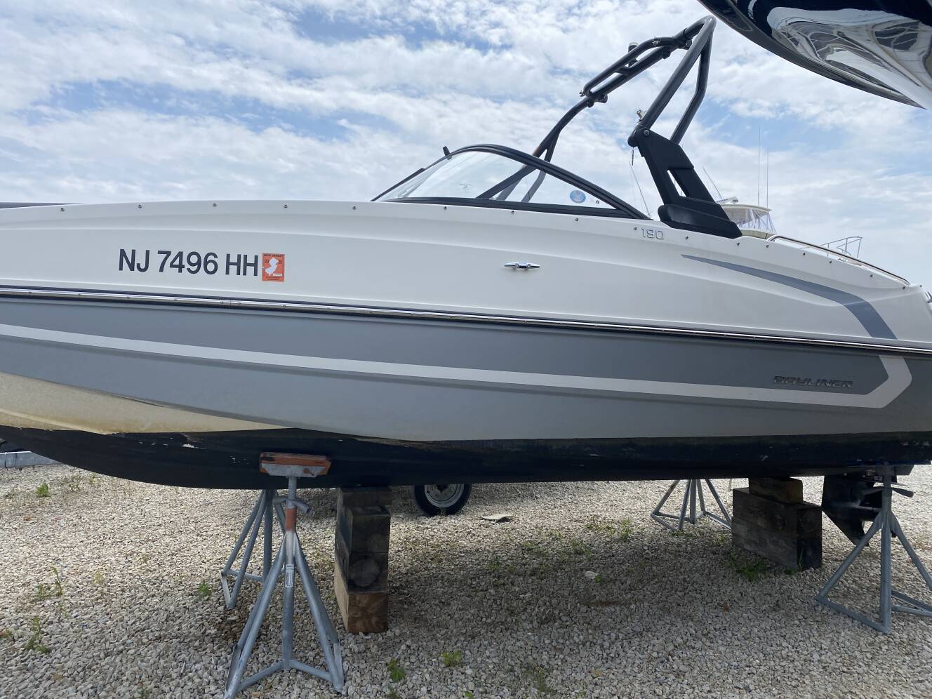A photo of this 2018 Bayliner 190 DECK BOAT