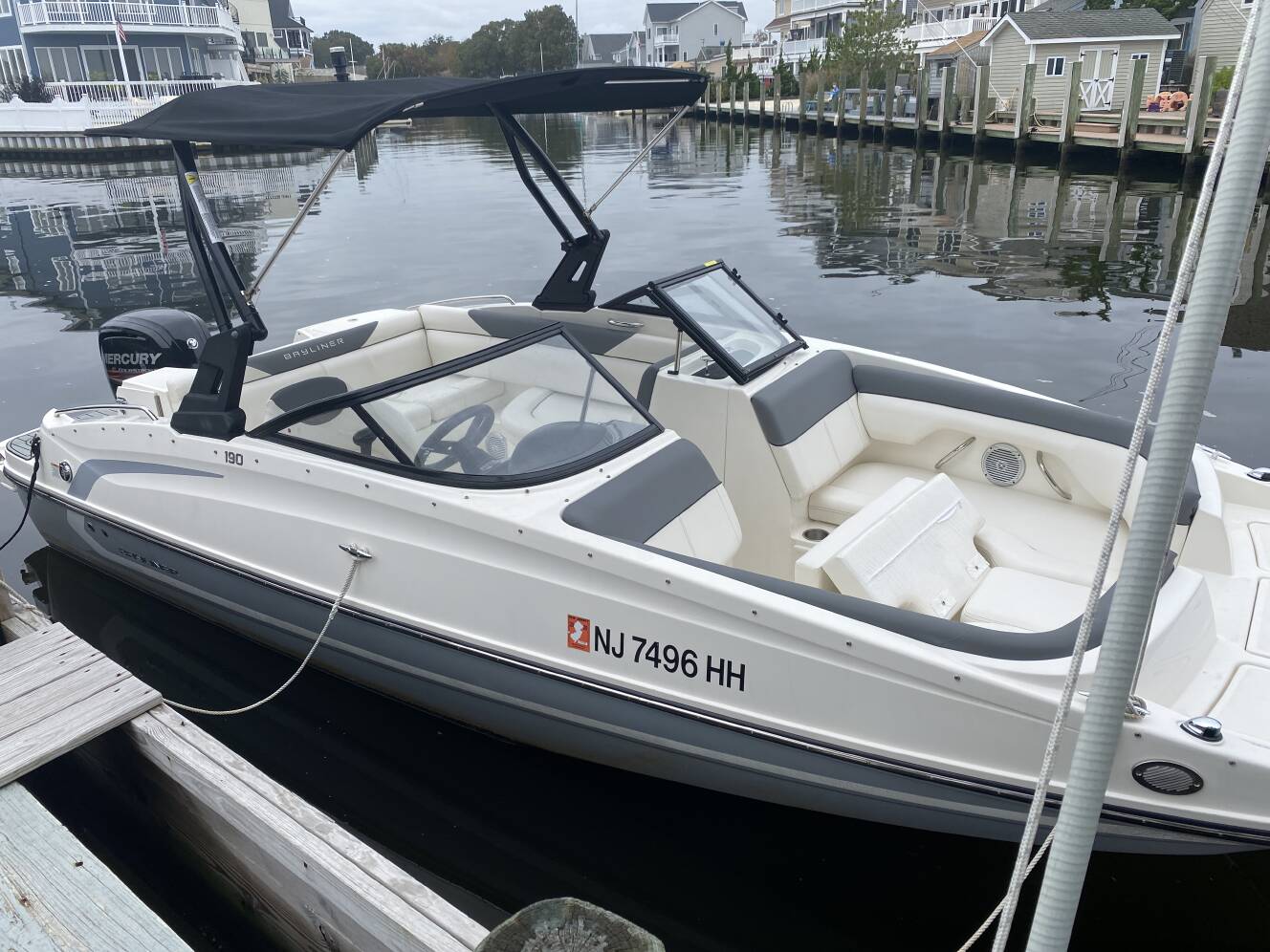 A photo of this 2018 Bayliner 190 DECK BOAT