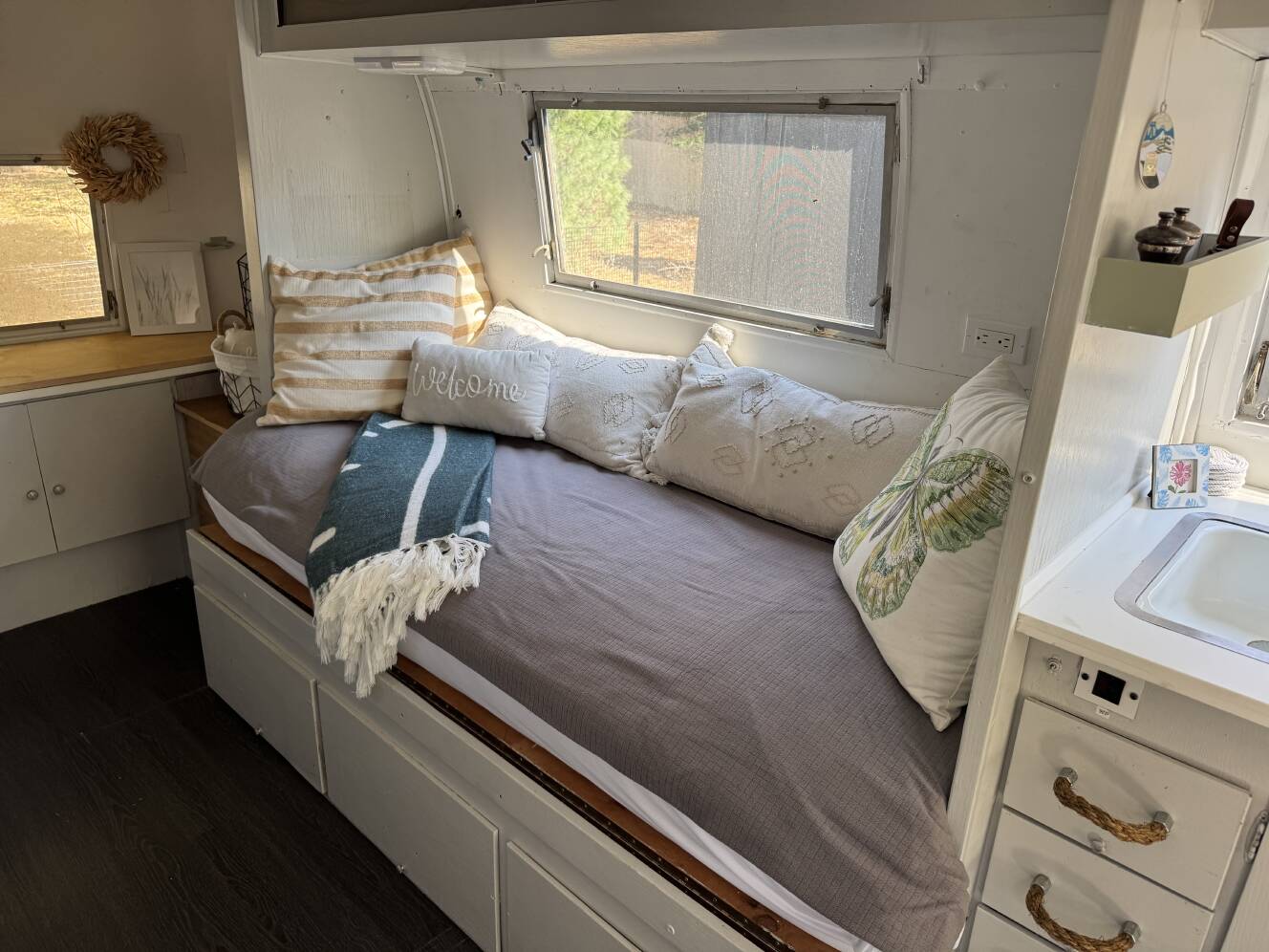 A photo of this 1963 Airstream SAFARI 22