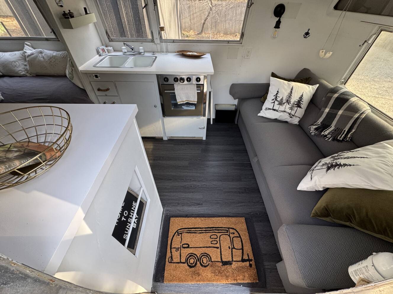 A photo of this 1963 Airstream SAFARI 22