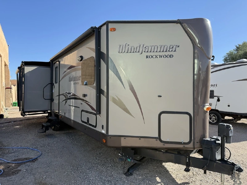 2015 FOREST RIVER ROCKWOOD WINDJAMMER 3029W