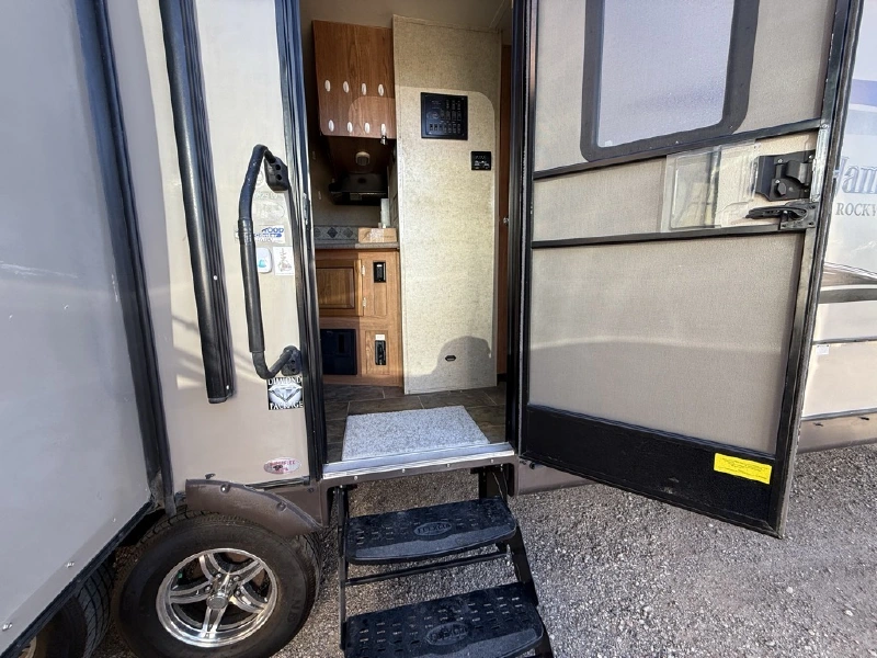2015 FOREST RIVER ROCKWOOD WINDJAMMER 3029W