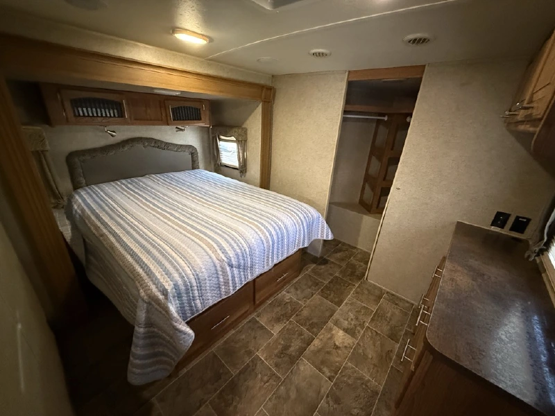 2015 FOREST RIVER ROCKWOOD WINDJAMMER 3029W
