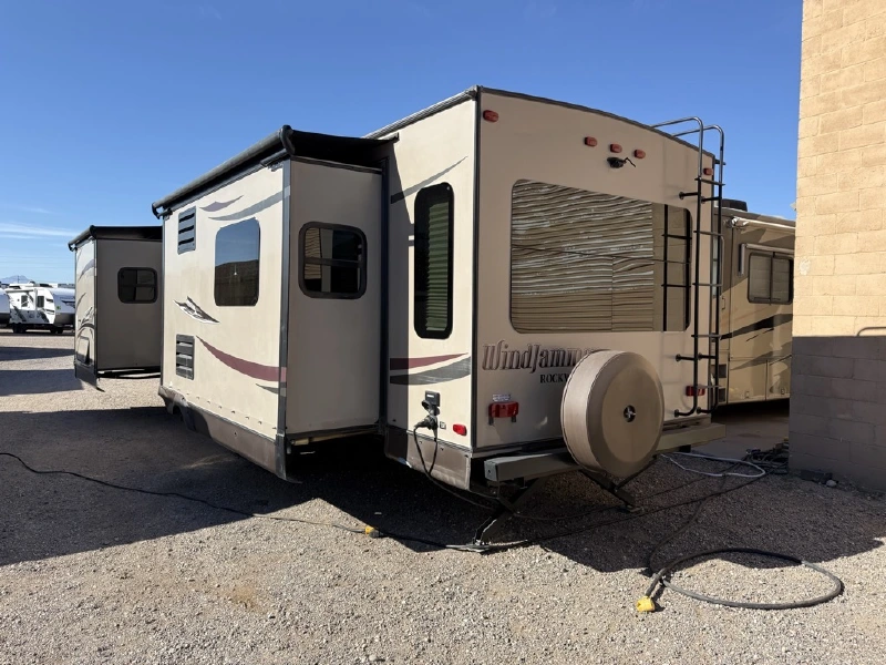 2015 FOREST RIVER ROCKWOOD WINDJAMMER 3029W