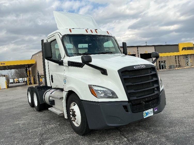 2021 FREIGHTLINER CASCADIA 126 in Lexington, KY