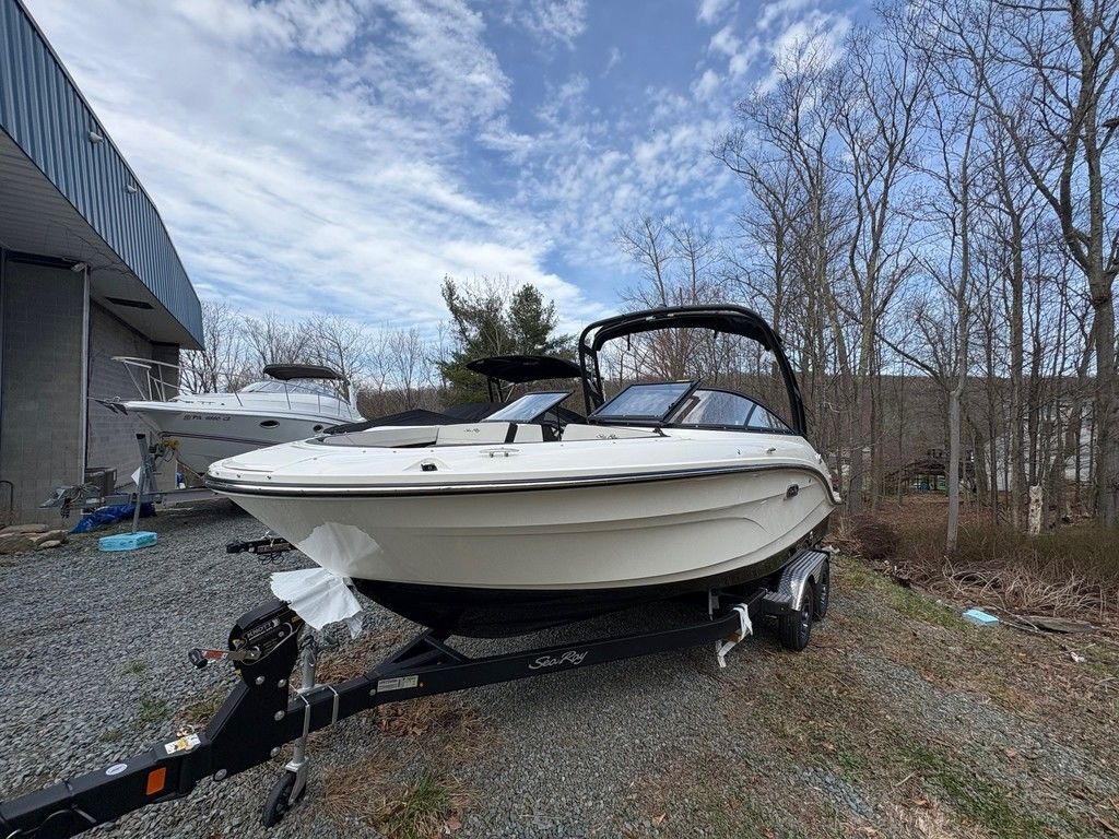 2026 Sea Ray SPX 210 Outboard in greentown PA