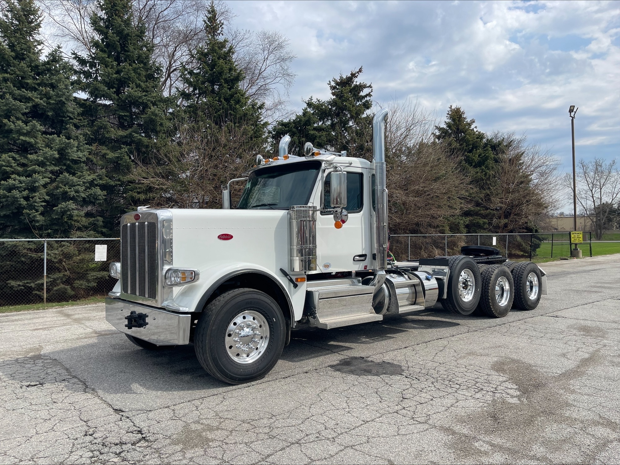 2027 PETERBILT 589 in Portage, IN