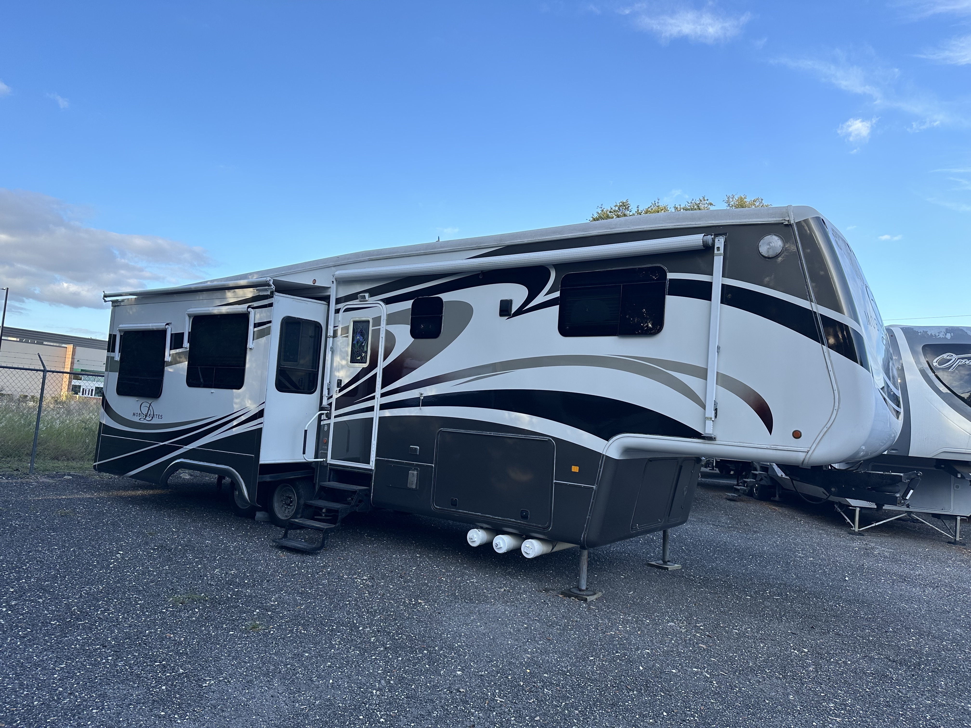 2011 DRV MOBILE SUITES 36RS3 in lake wales FL