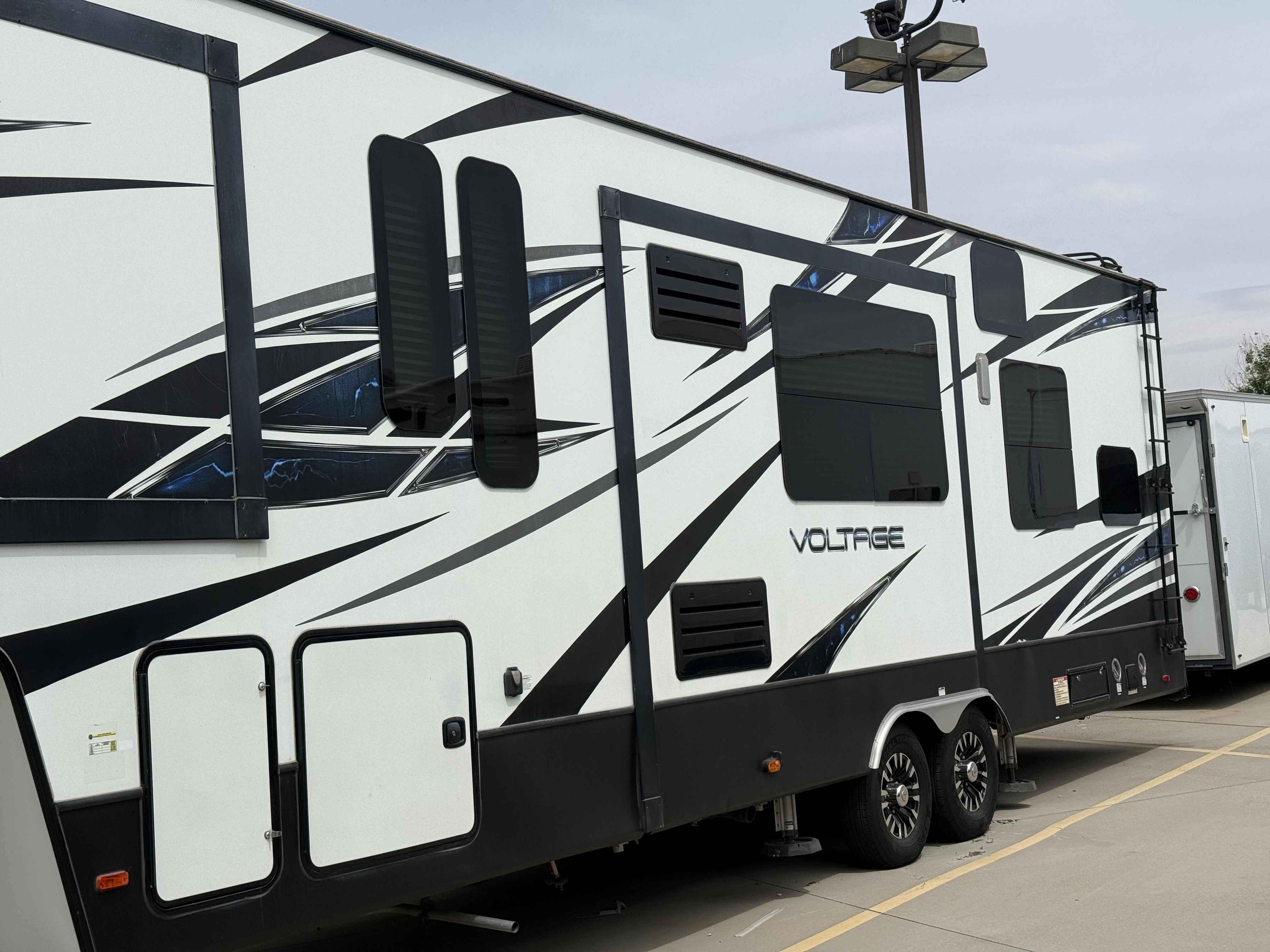 2019 Dutchmen VOLTAGE 3705 in ranco cucamoga CA