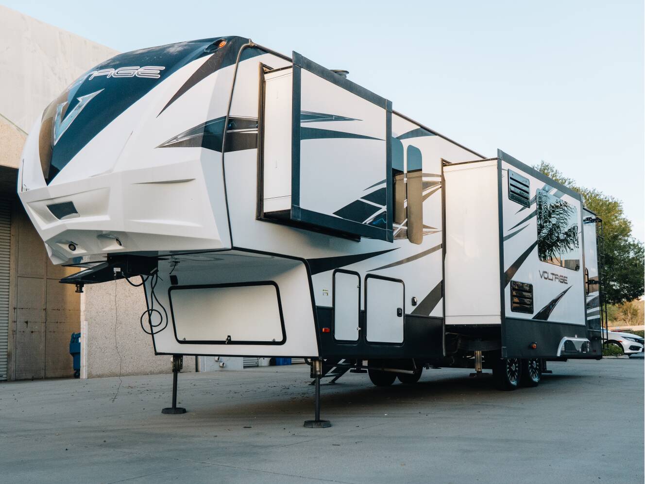 A photo of this 2019 Dutchmen VOLTAGE 3705