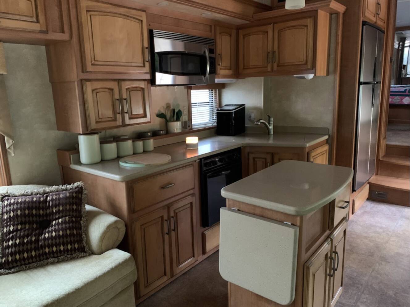 A photo of this 2009 DRV MOBILE SUITES 36RE3