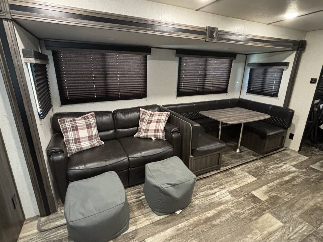 A photo of this 2019 Starcraft SUPER LITE 281BH