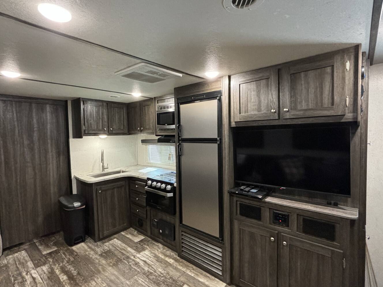 A photo of this 2019 Starcraft SUPER LITE 281BH
