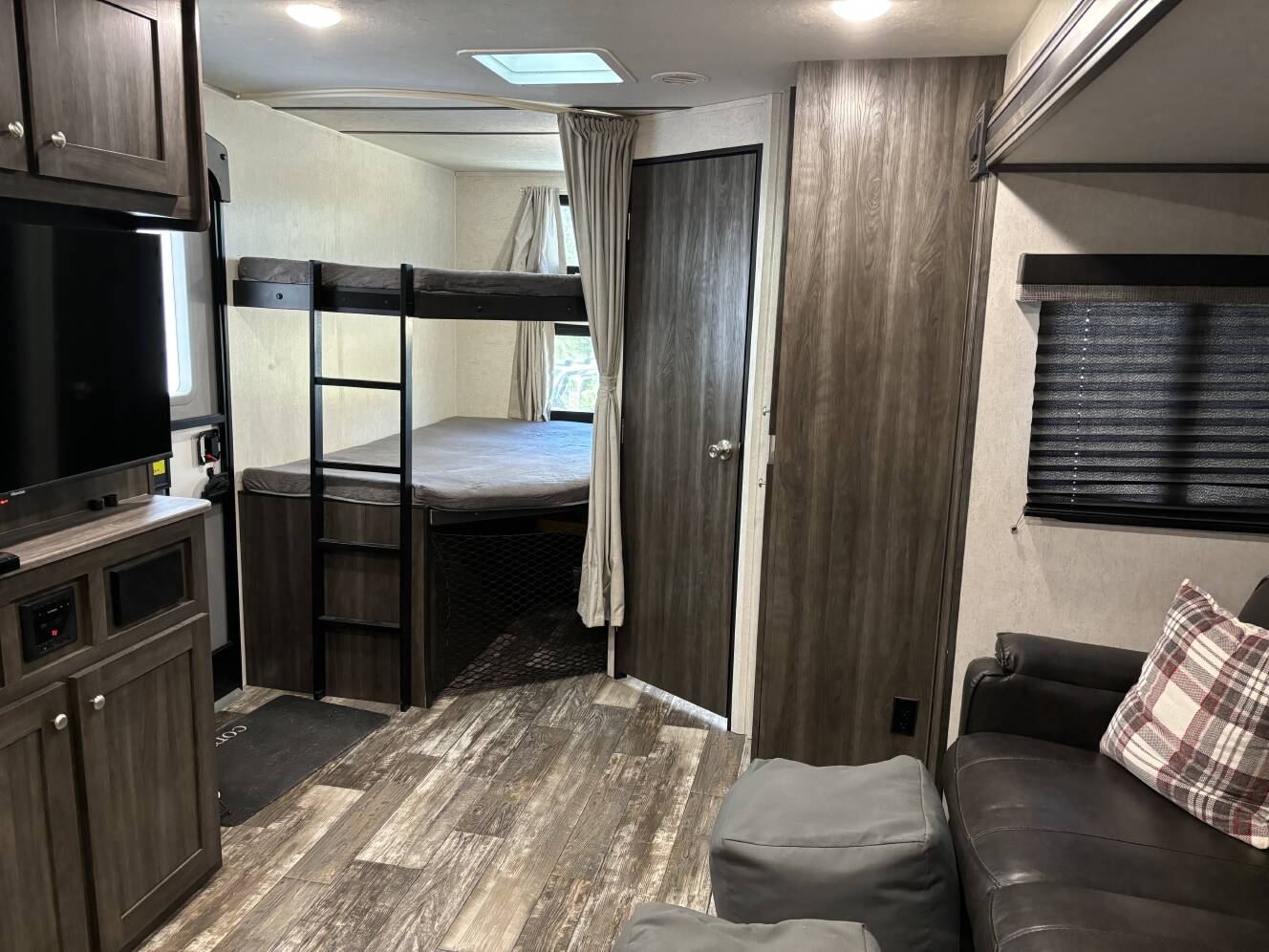 A photo of this 2019 Starcraft SUPER LITE 281BH