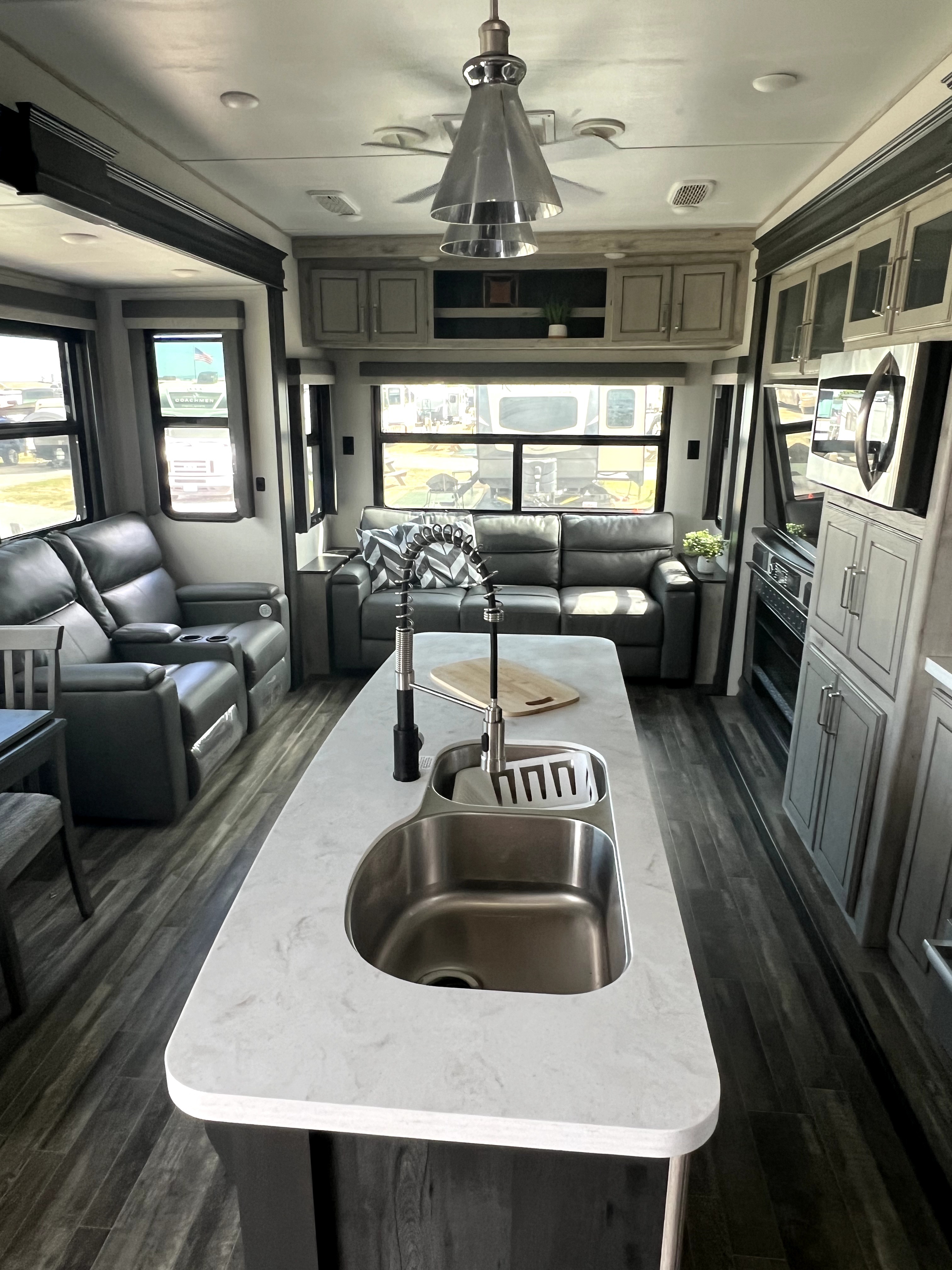 2022 Keystone AVALANCHE 322RL in magnolia DE
