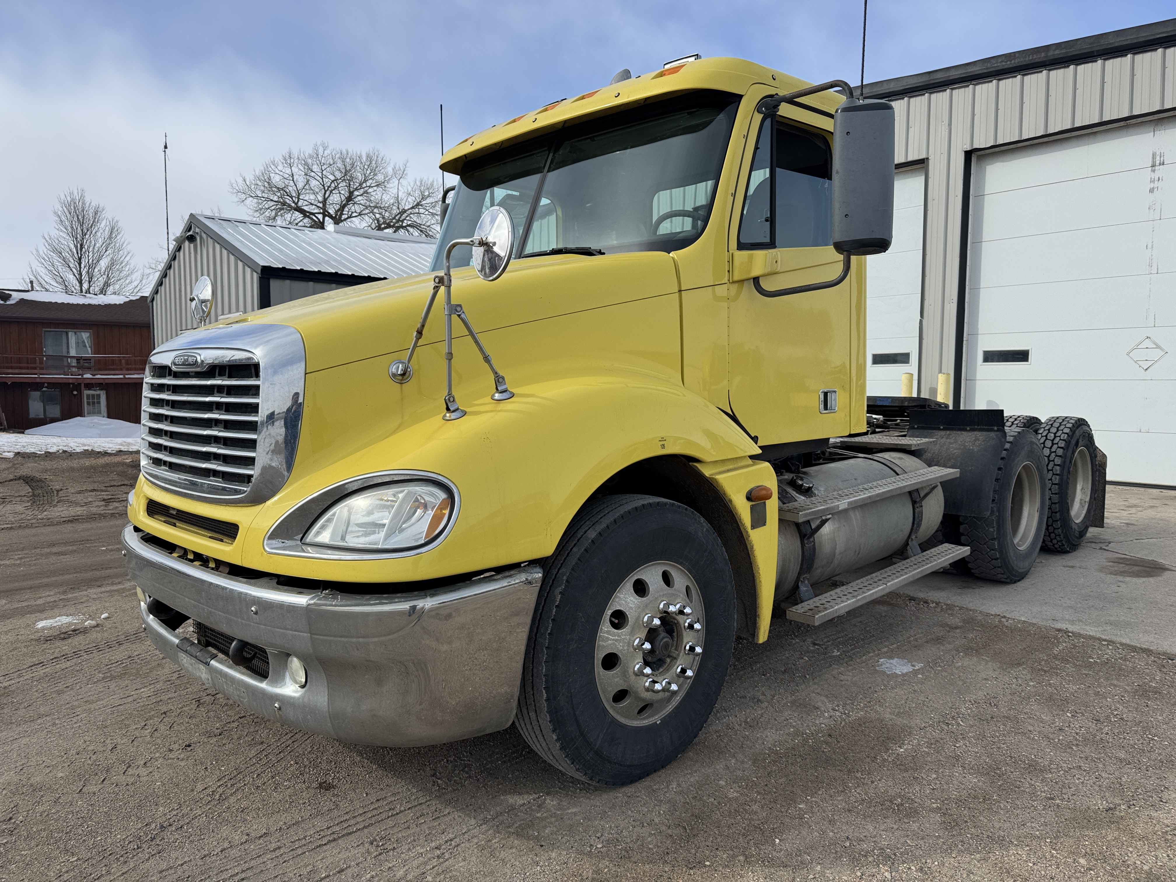 2005 FREIGHTLINER COLUMBIA in Hector, MN