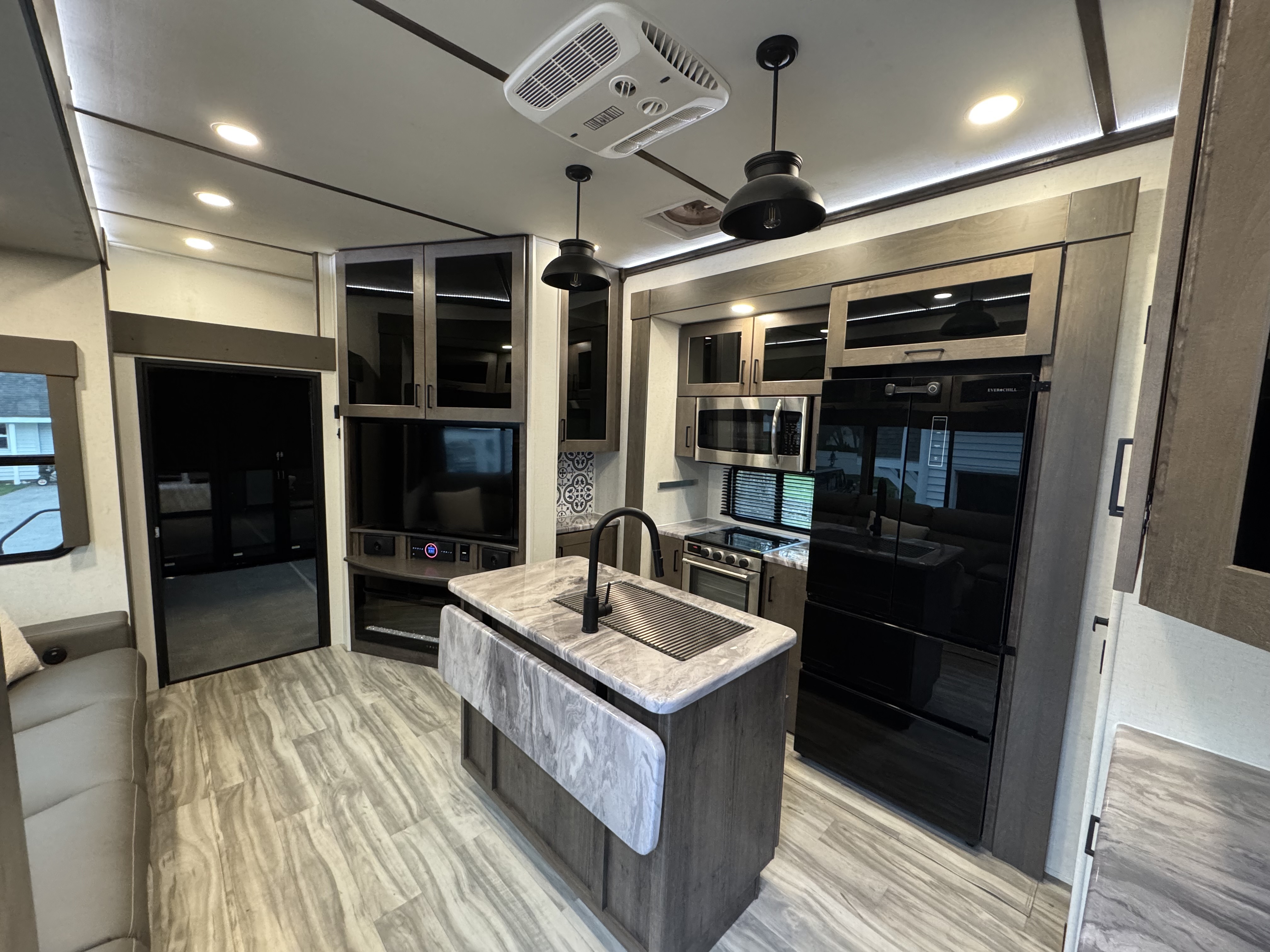 2022 Alliance Rv VALOR 36V11 in salisbury MD