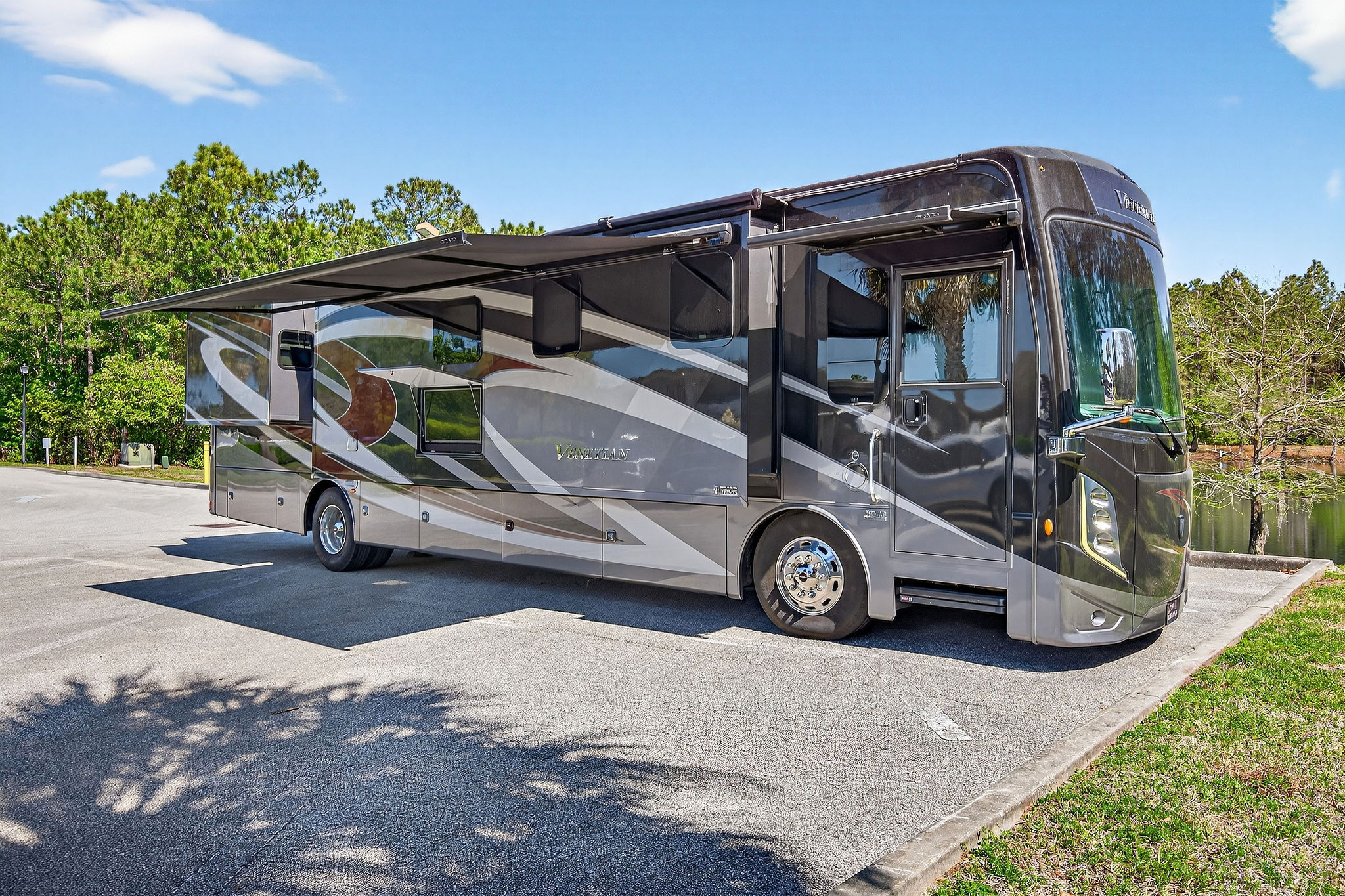 2021 Thor Motor Coach VENETIAN L40 in ormond beach FL