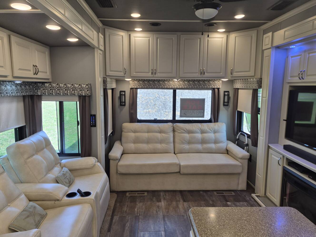 A photo of this 2020 Luxe ELITE 39FB