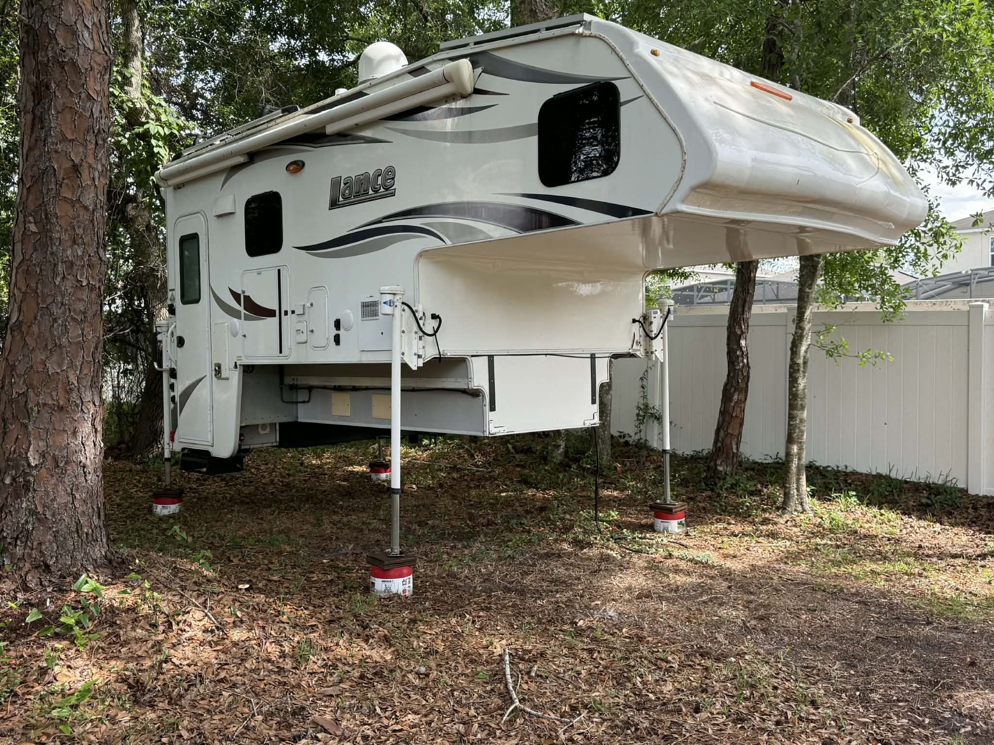 2018 Lance 1172 Truck Camper in kissimmee FL
