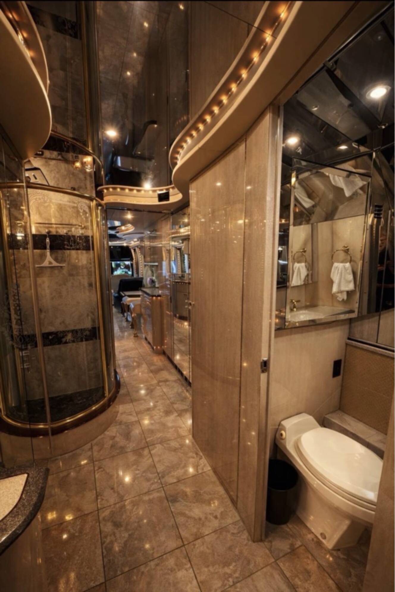 A photo of this 2000 Prevost LIBERTY CLASSIC 45XL
