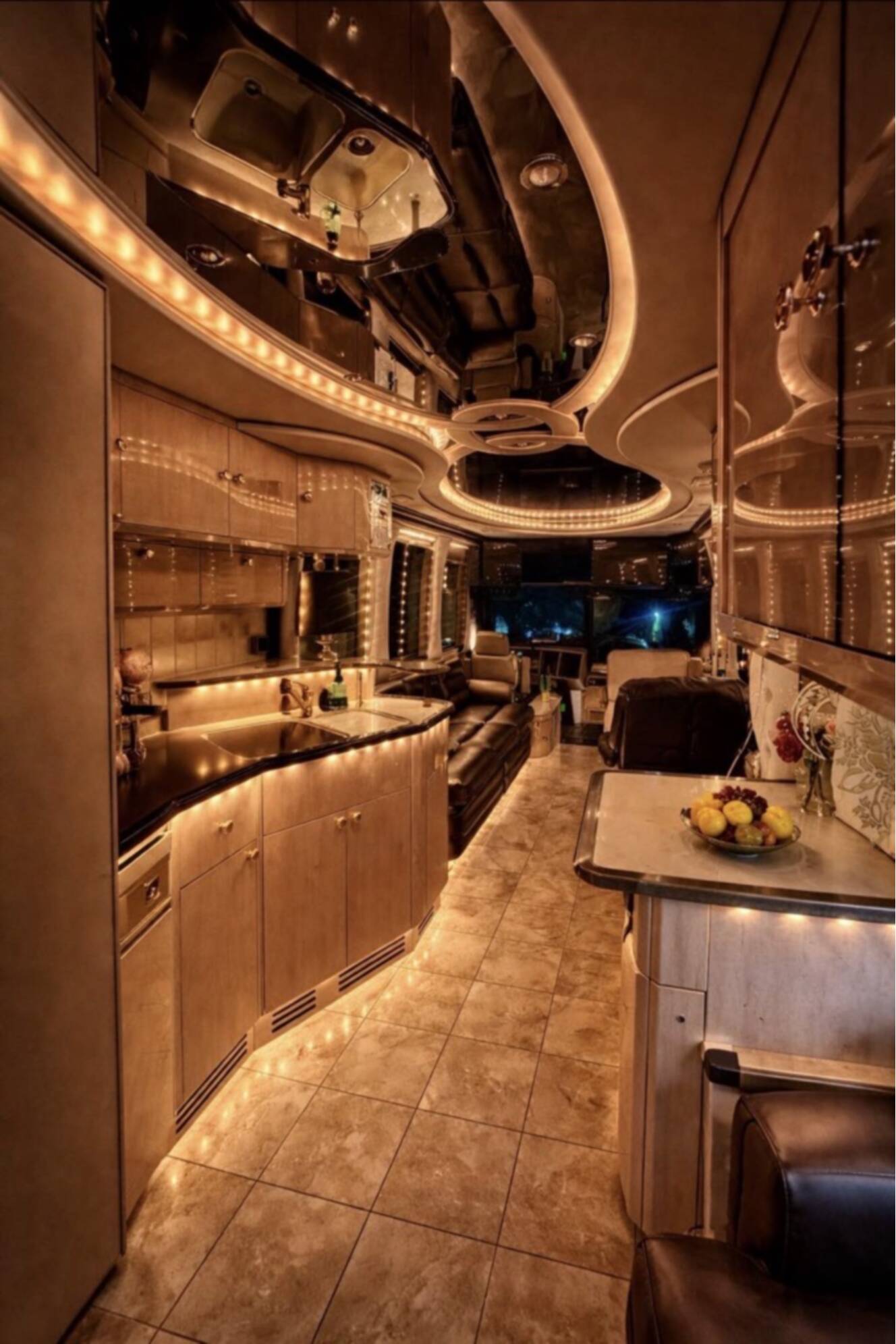 A photo of this 2000 Prevost LIBERTY CLASSIC 45XL